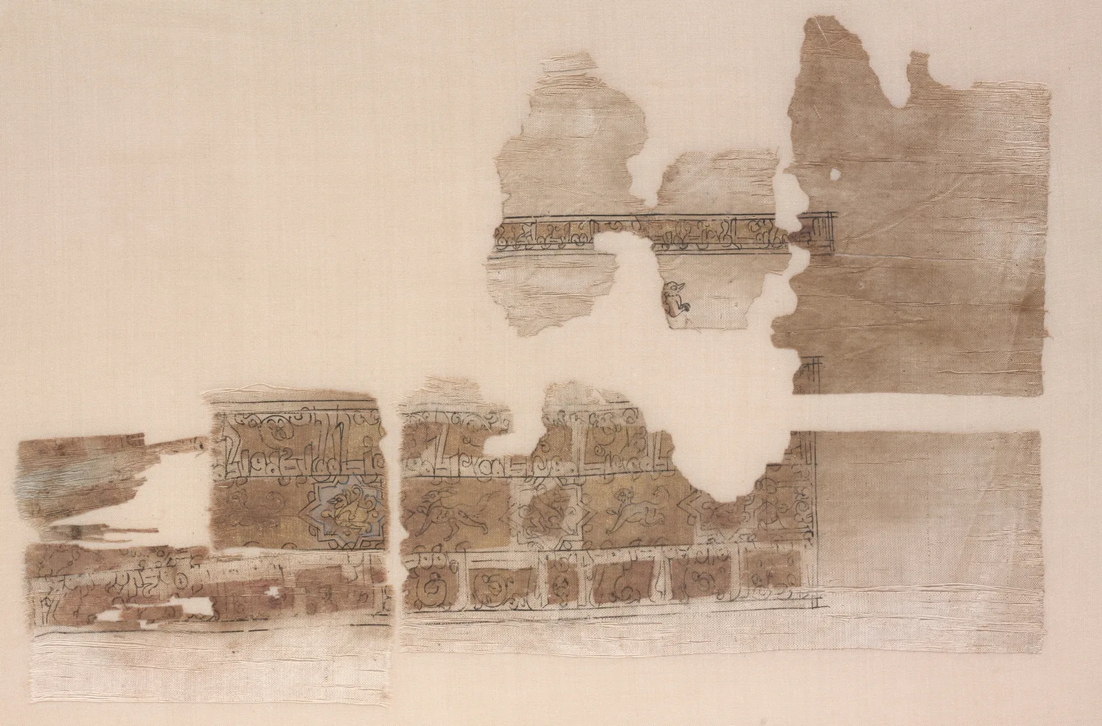 Fragment with tripartite band